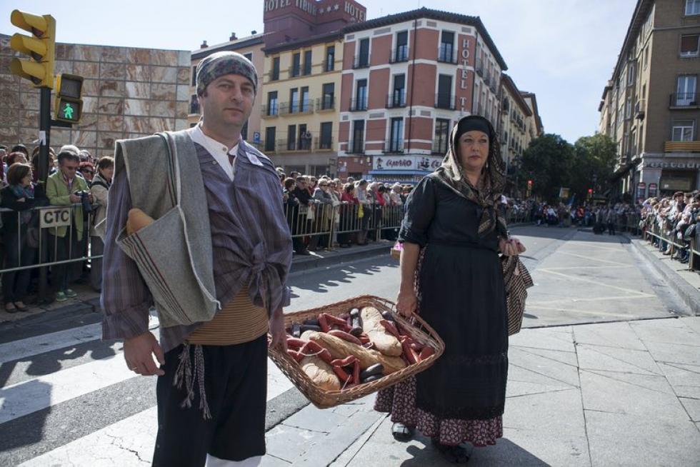 Los oferentes llevan hasta la basílica los alimentos, que pasarán a disposición del Santo Refugio