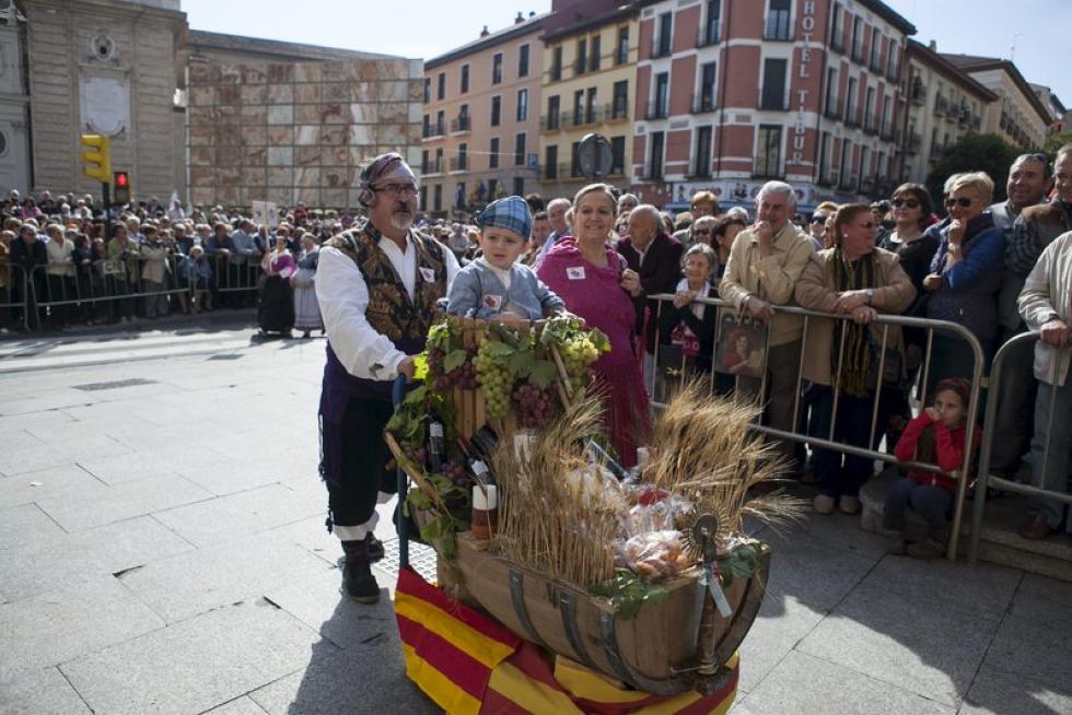 Los oferentes llevan hasta la basílica los alimentos, que pasarán a disposición del Santo Refugio