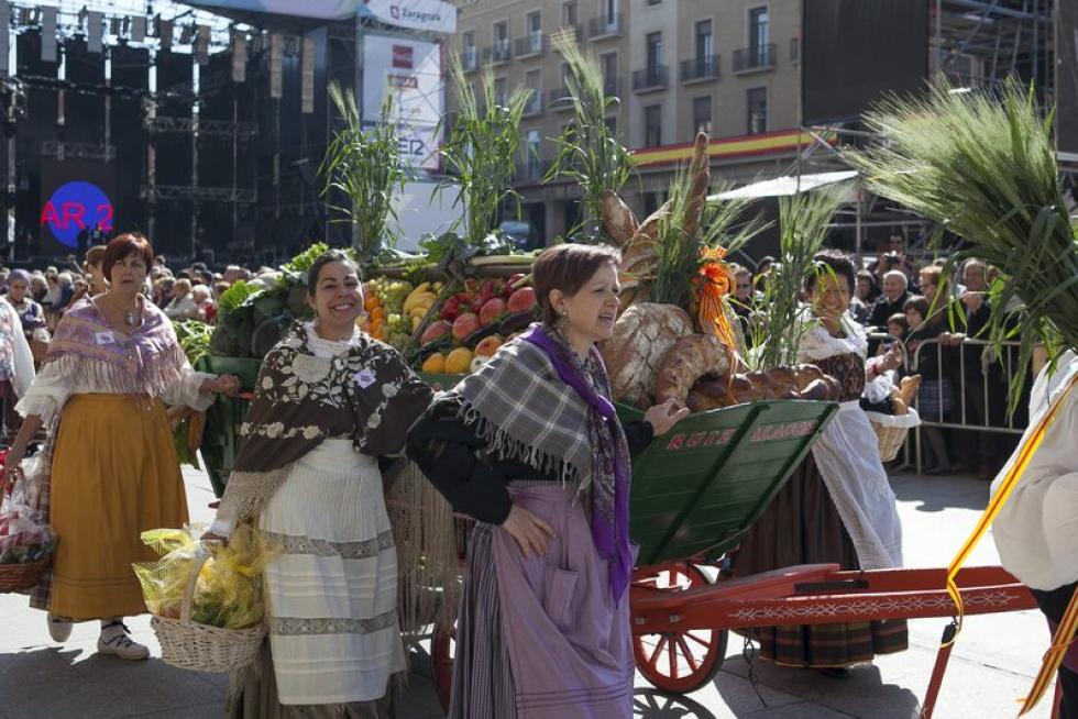 Los oferentes llevan hasta la basílica los alimentos, que pasarán a disposición del Santo Refugio