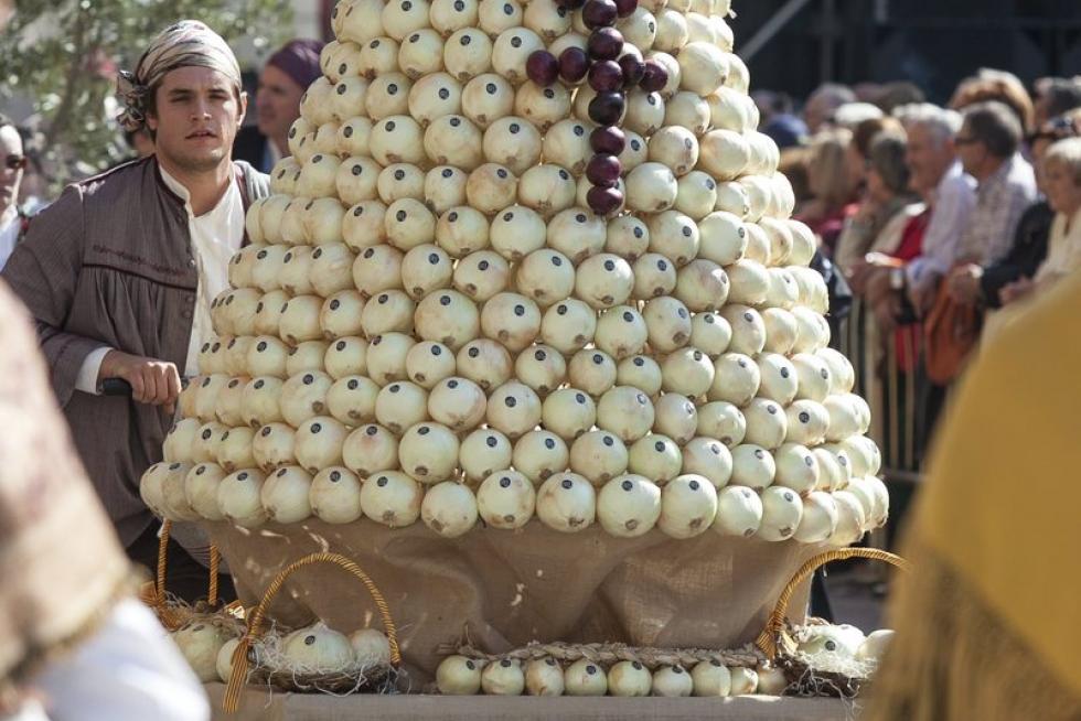 Los oferentes llevan hasta la basílica los alimentos, que pasarán a disposición del Santo Refugio