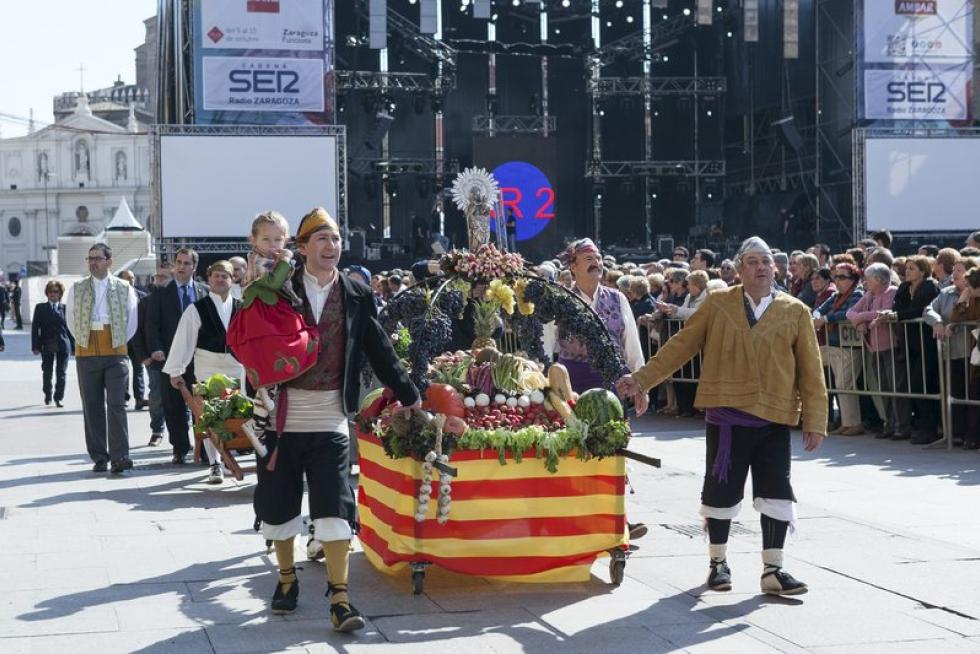 Los oferentes llevan hasta la basílica los alimentos, que pasarán a disposición del Santo Refugio