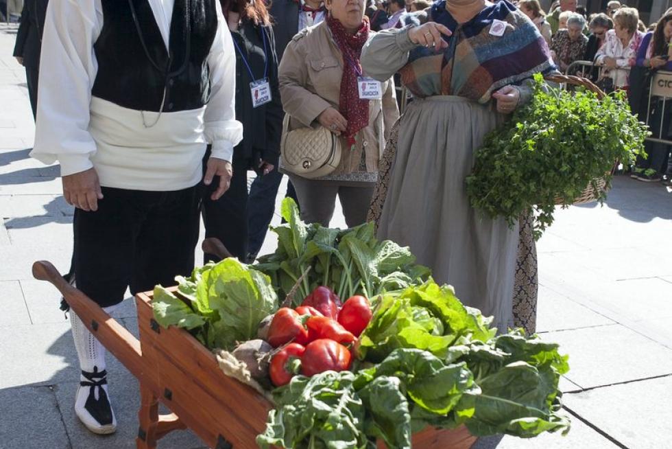 Los oferentes llevan hasta la basílica los alimentos, que pasarán a disposición del Santo Refugio