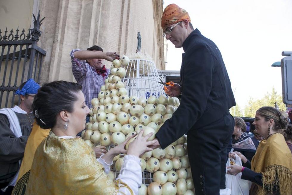 Los oferentes llevan hasta la basílica los alimentos, que pasarán a disposición del Santo Refugio