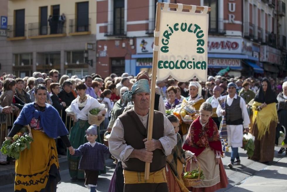 Los oferentes llevan hasta la basílica los alimentos, que pasarán a disposición del Santo Refugio
