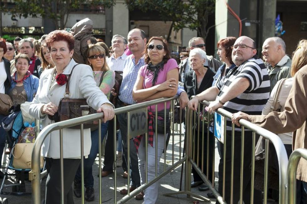 Subida de ciudadanos a la plataforma de la Virgen del Pilar