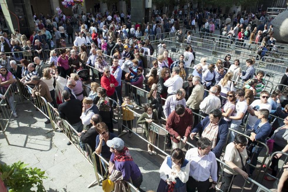 Subida de ciudadanos a la plataforma de la Virgen del Pilar