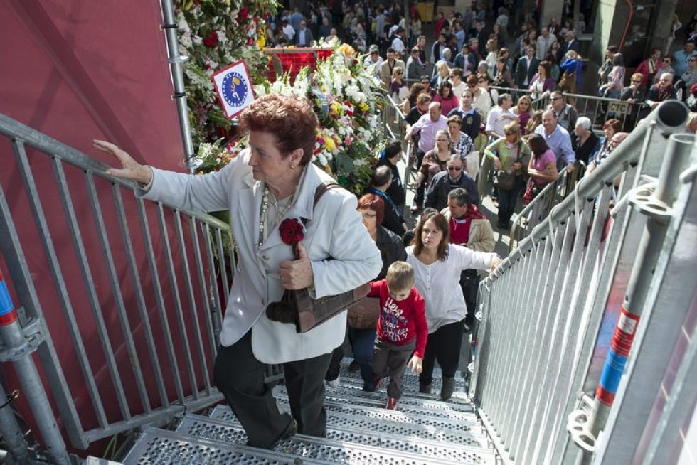 Subida de ciudadanos a la plataforma de la Virgen del Pilar