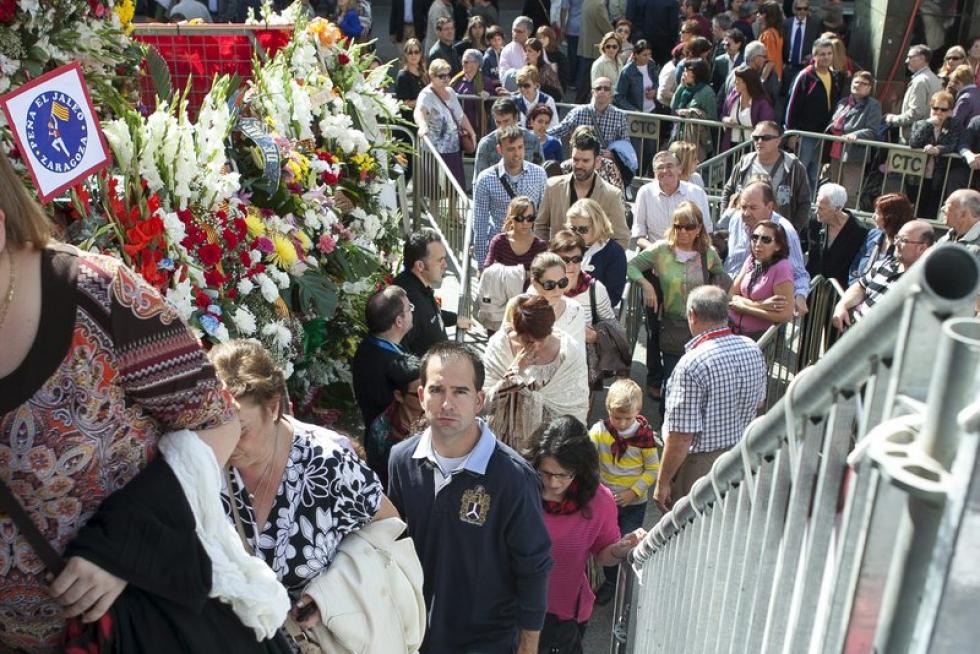 Subida de ciudadanos a la plataforma de la Virgen del Pilar