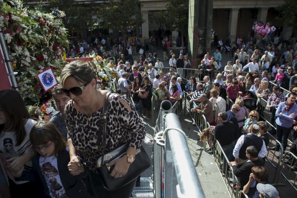 Subida de ciudadanos a la plataforma de la Virgen del Pilar
