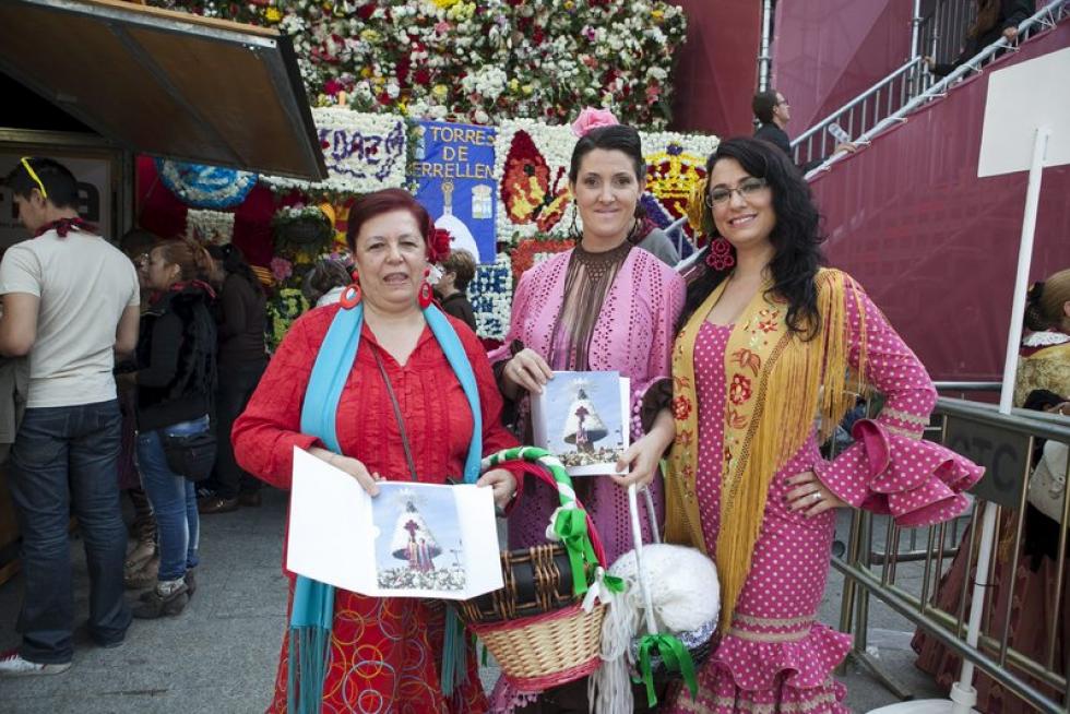 Subida de ciudadanos a la plataforma de la Virgen del Pilar