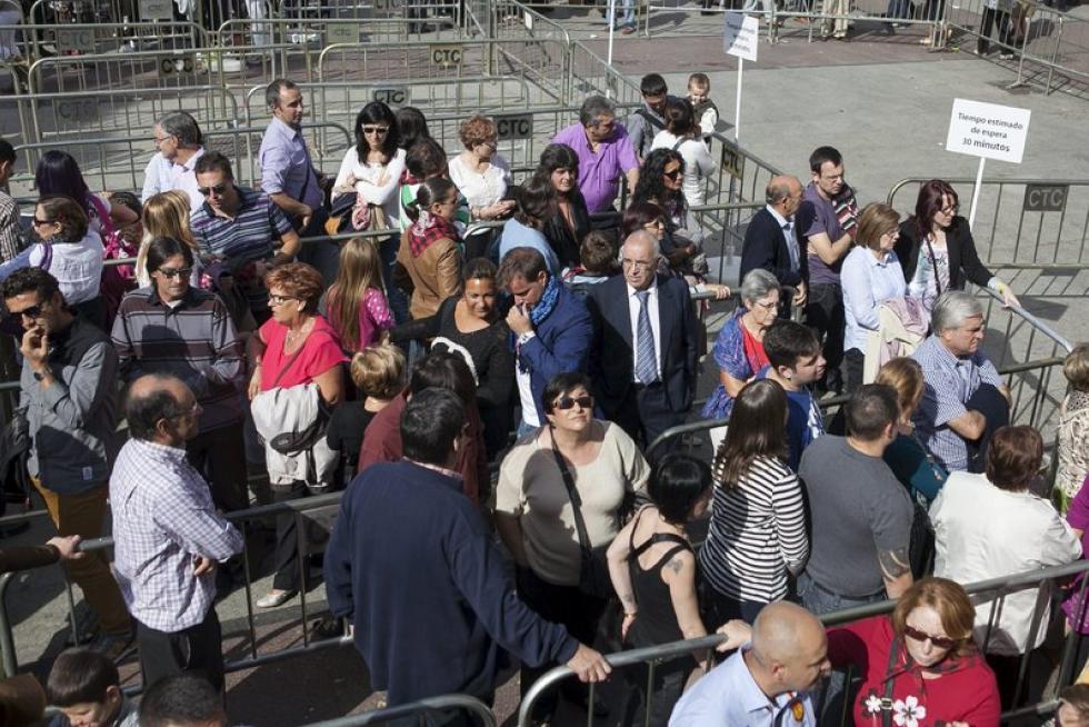 Subida de ciudadanos a la plataforma de la Virgen del Pilar