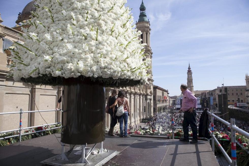 Subida de ciudadanos a la plataforma de la Virgen del Pilar
