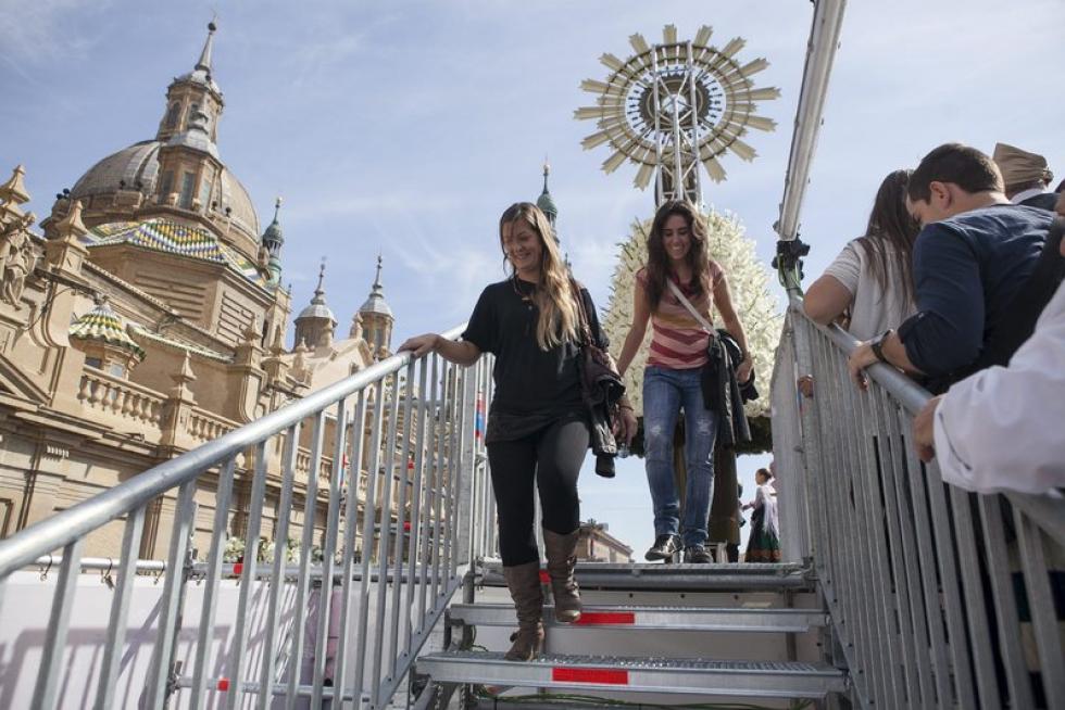 Subida de ciudadanos a la plataforma de la Virgen del Pilar