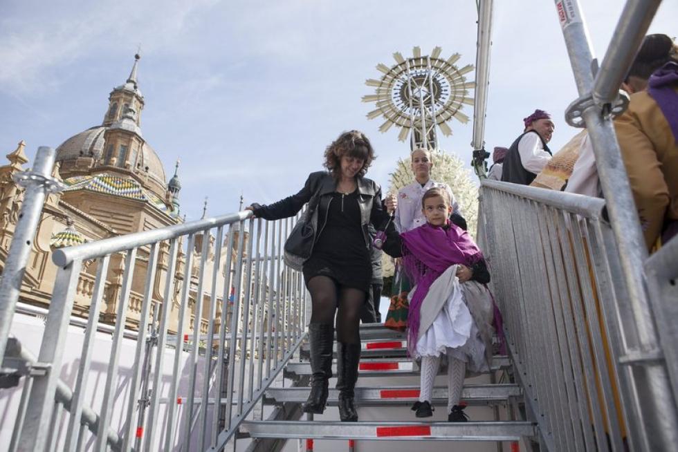 Subida de ciudadanos a la plataforma de la Virgen del Pilar