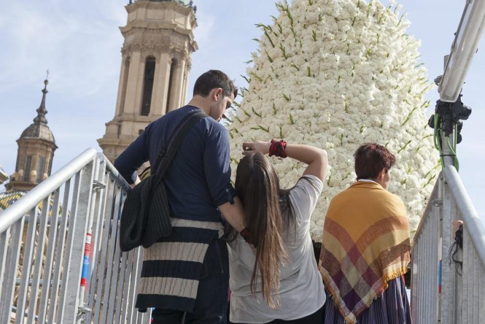 Subida de ciudadanos a la plataforma de la Virgen del Pilar