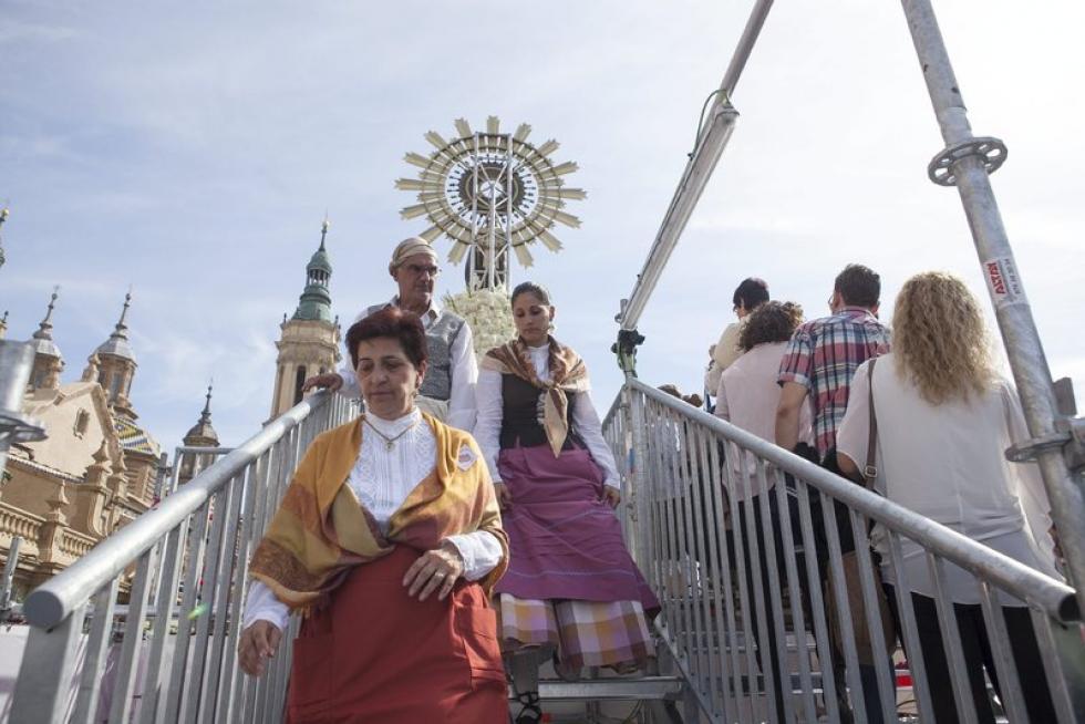 Subida de ciudadanos a la plataforma de la Virgen del Pilar