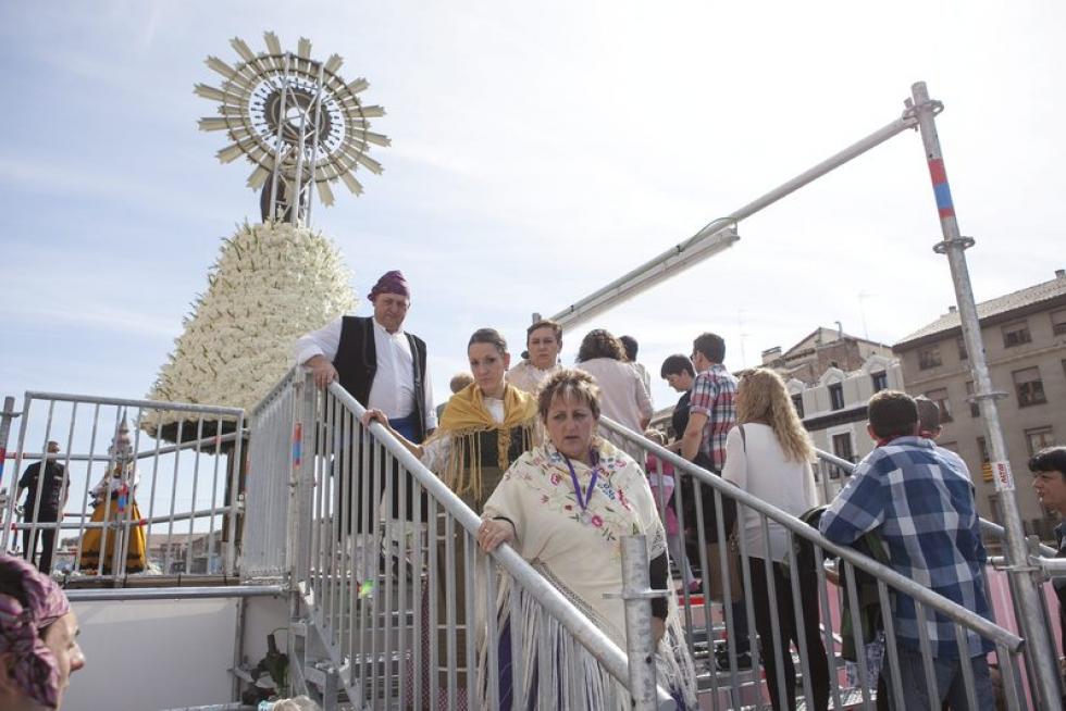 Subida de ciudadanos a la plataforma de la Virgen del Pilar