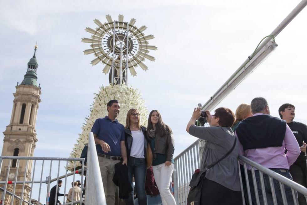 Subida de ciudadanos a la plataforma de la Virgen del Pilar