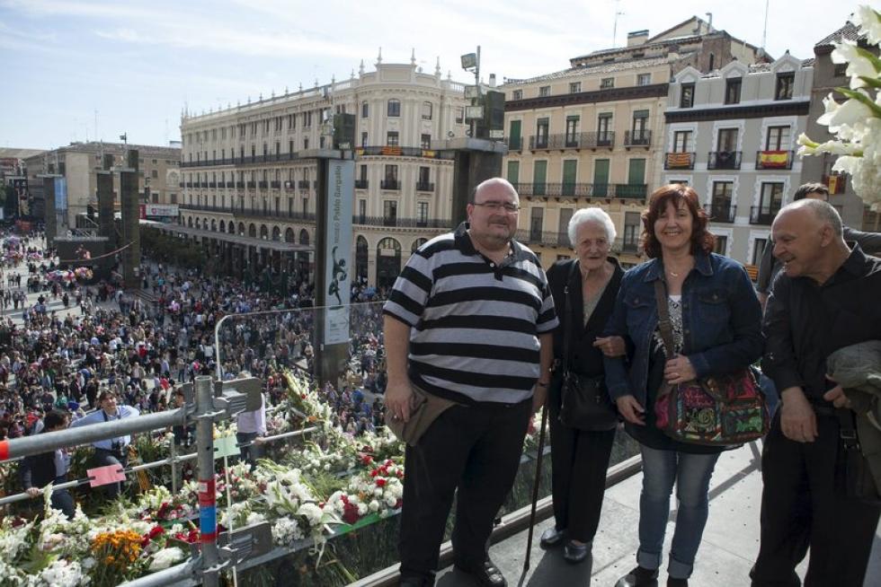 Subida de ciudadanos a la plataforma de la Virgen del Pilar