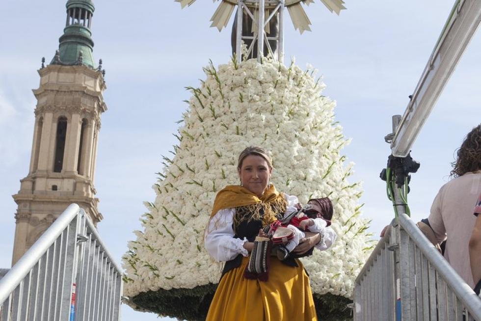Subida de ciudadanos a la plataforma de la Virgen del Pilar