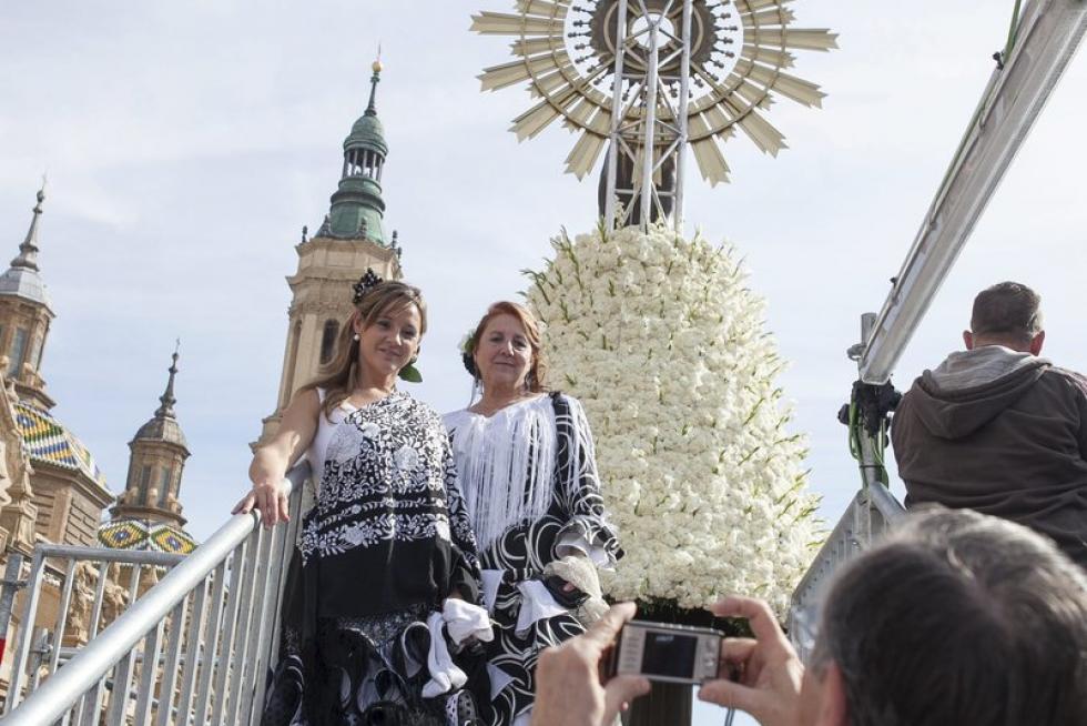 Subida de ciudadanos a la plataforma de la Virgen del Pilar