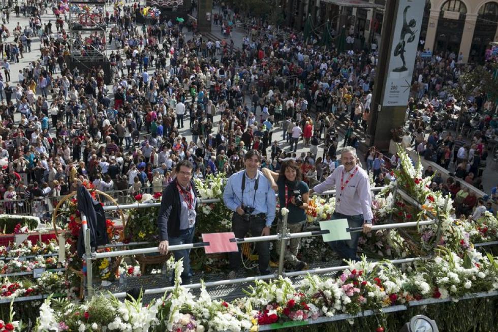 Subida de ciudadanos a la plataforma de la Virgen del Pilar