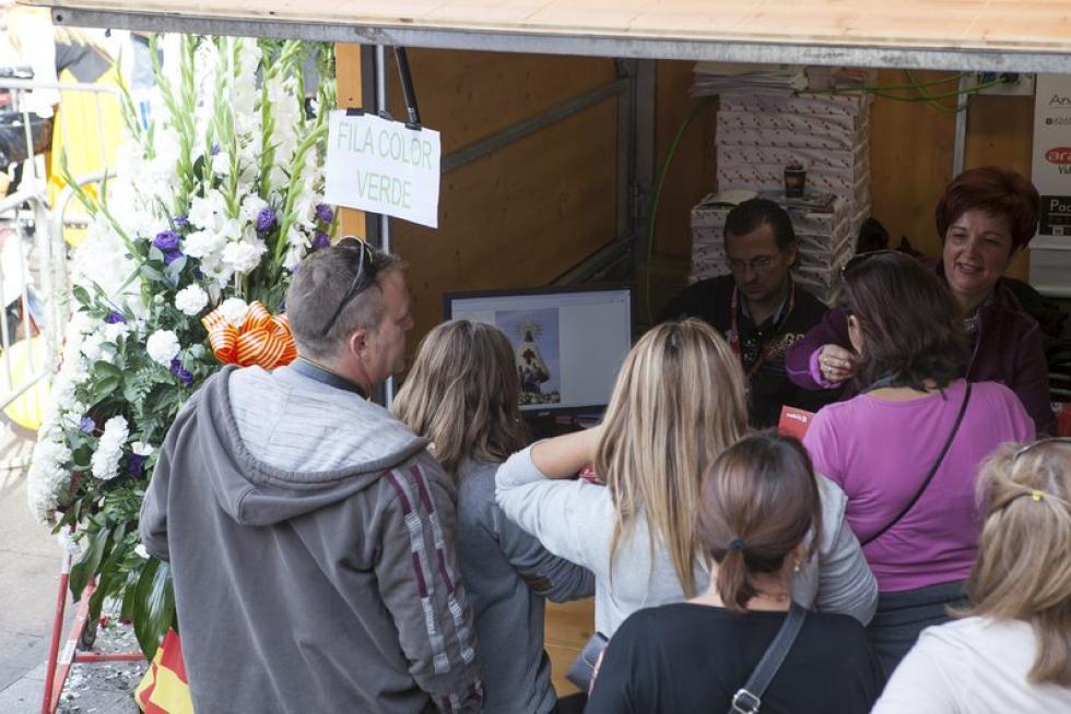Subida de ciudadanos a la plataforma de la Virgen del Pilar