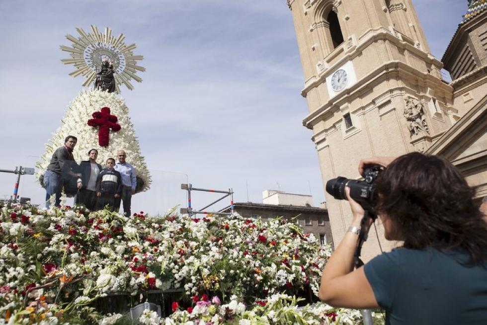 Subida de ciudadanos a la plataforma de la Virgen del Pilar