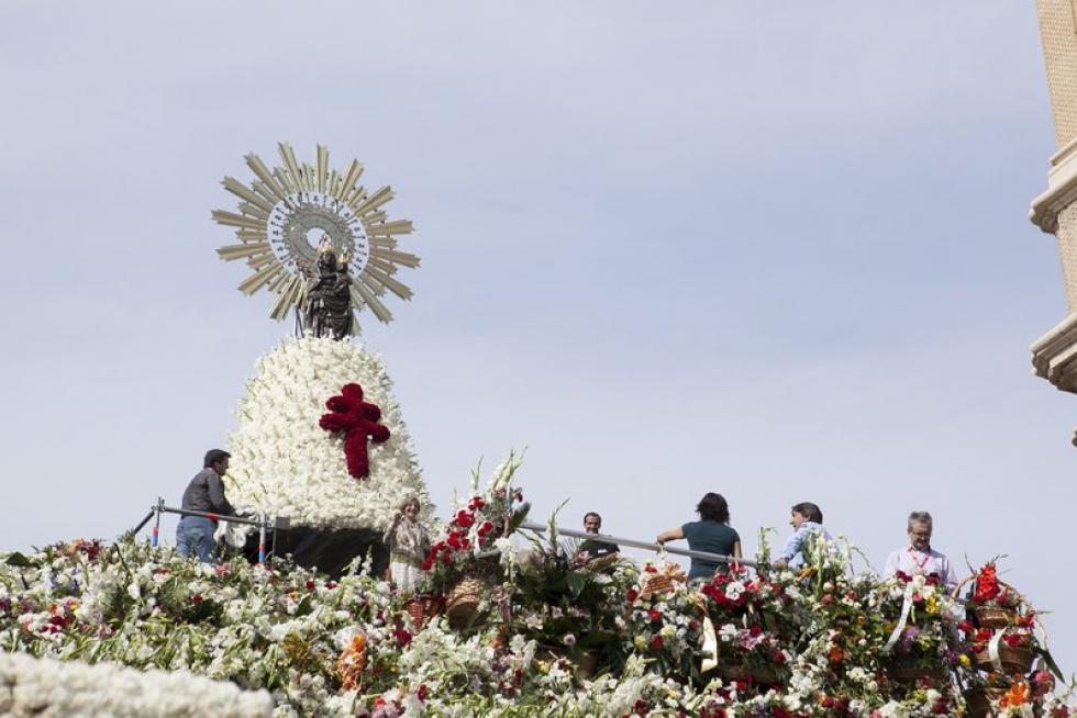 Subida de ciudadanos a la plataforma de la Virgen del Pilar