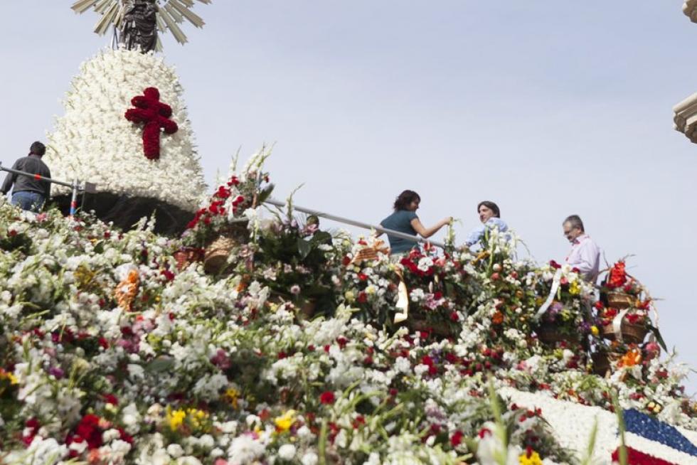 Subida de ciudadanos a la plataforma de la Virgen del Pilar