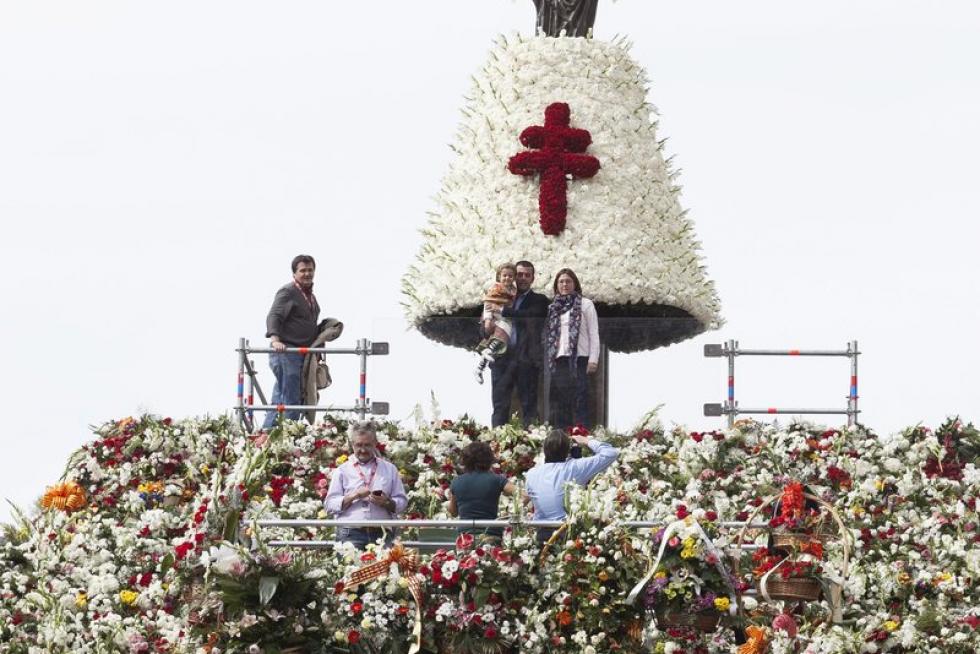 Subida de ciudadanos a la plataforma de la Virgen del Pilar