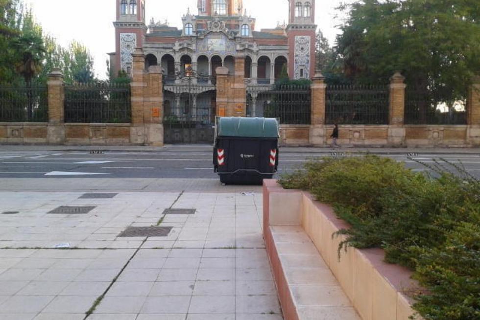 Menuda ocurrencia. Pocos espacios estéticos tenemos en esta ciudad para que los servicios municipales les proporcionen su toque personal. Es lo que ocurre ante el Palacio Larrinaga