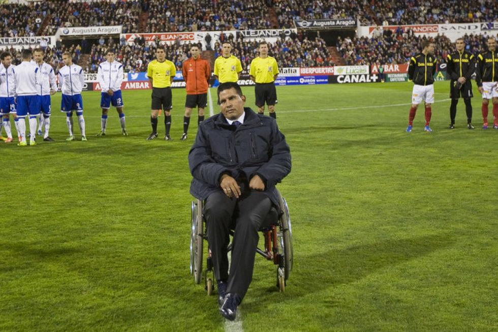 Fernando Cáceres en el césped de La Romareda