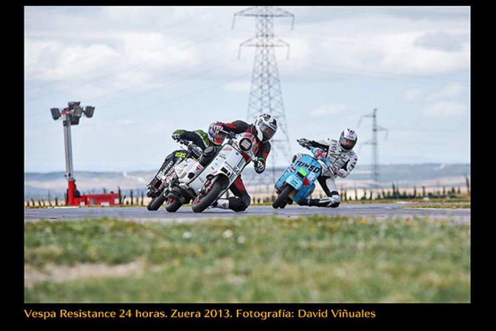 Circuito de Zuera en las 24 horas de resistencia de 2013, la moto es la numero 66 , pilotada por David Pérez, terminó tercera en su clasificación. Jesús Ordoñez., miembro del equipo.