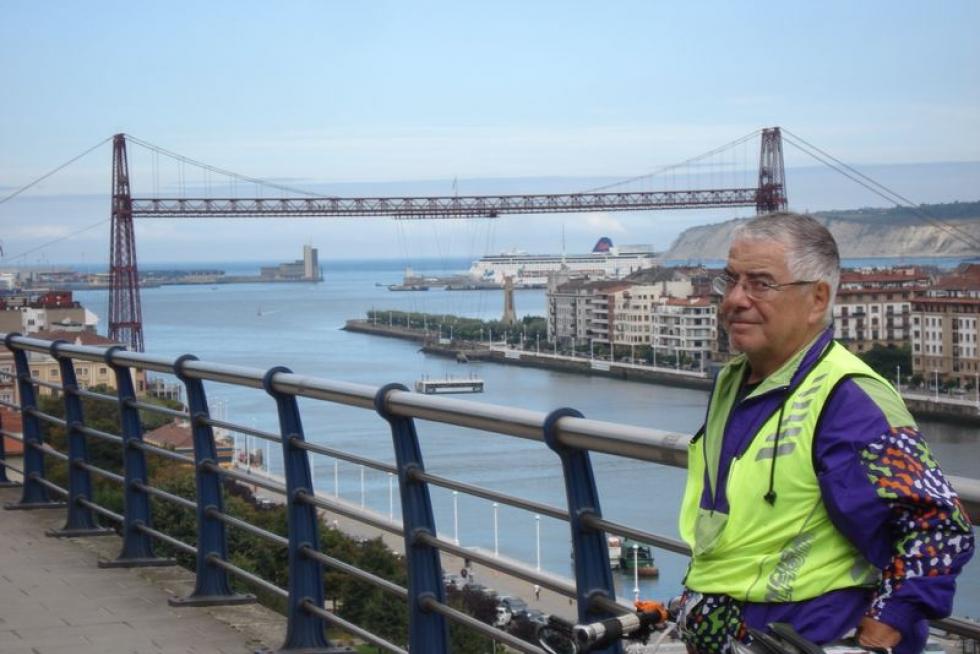 Camino del Norte hacia Santiago en el puente de portugalete. Jesús Molina.