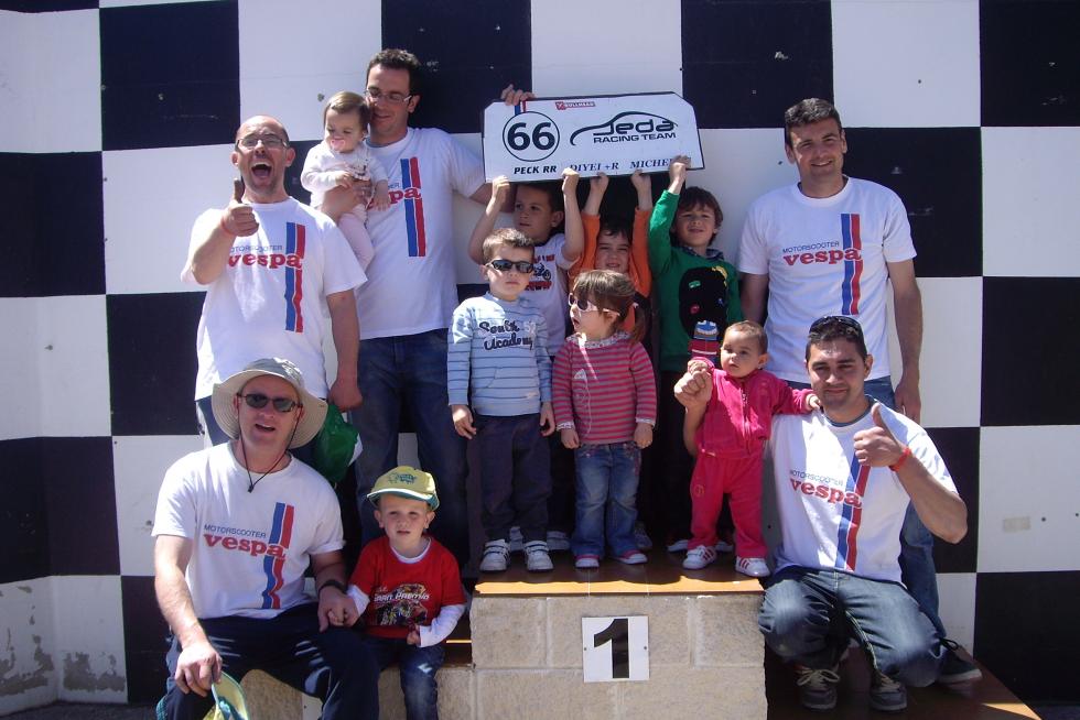 Cinco pilotos participantes en la Carrera de Vespa en el circuito de Zuera. Jesús Ordoñez.