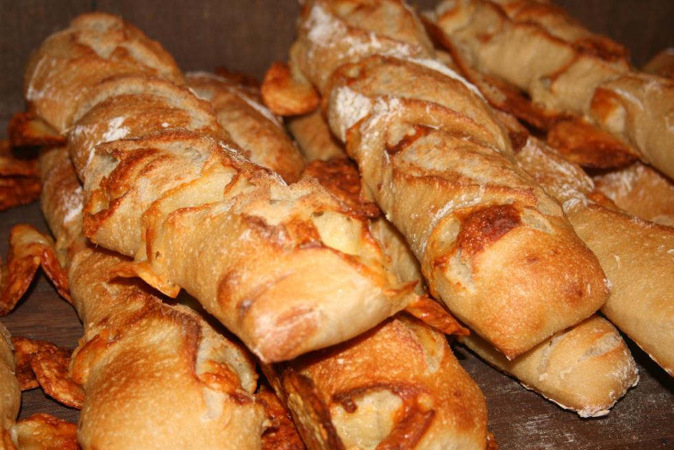Panes elaborador en el obrador de Le Petit Croissant