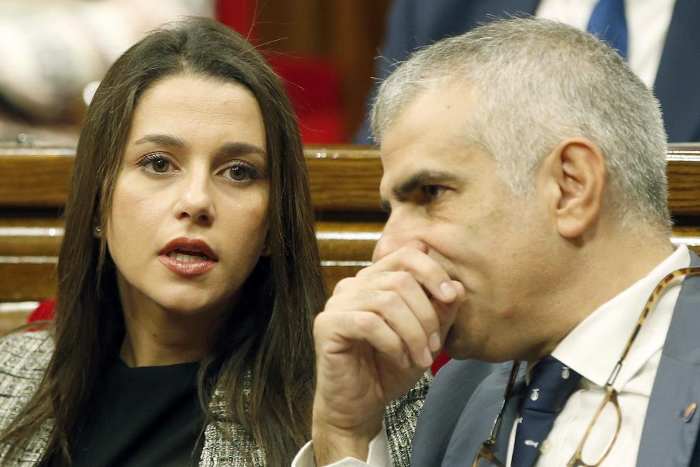 La cabeza de lista de Ciutadans, Inés Arrimadas (i) junto al diputado Carlos Carrizosa