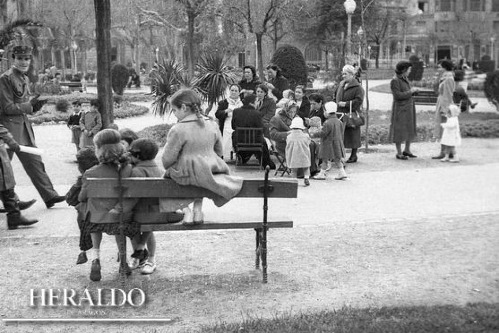 Plaza de José Antonio, hoy plaza de los Sitios de Zaragoza, en la década de los años 50