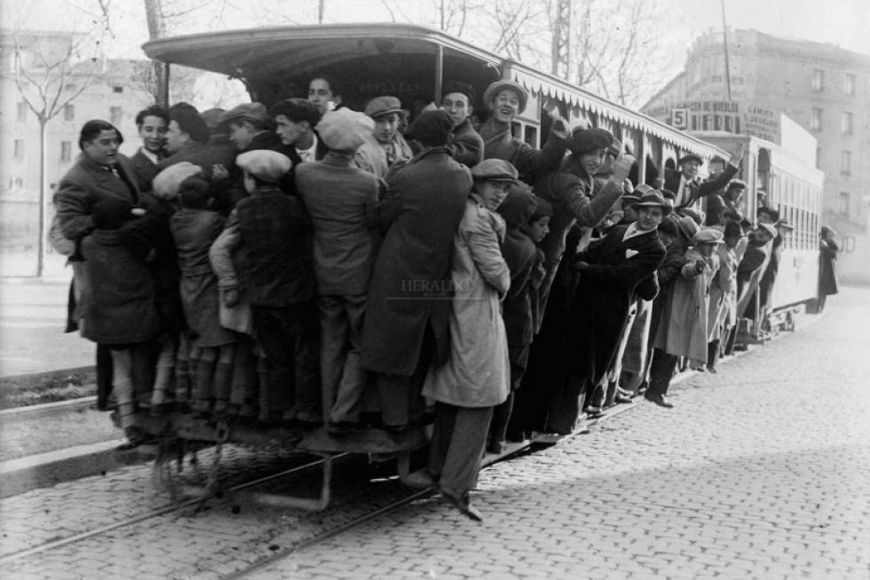 1910. El tranvía de Zaragoza lleno de gente en el primer tercio del siglo XX. Foto de Martín Chivite