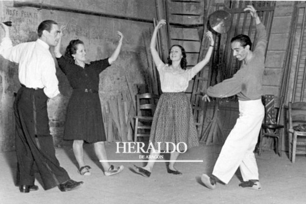 Isabel Zapata y María de Ávila bailando la jota en Zaragoza el 14 de noviembre de 1943