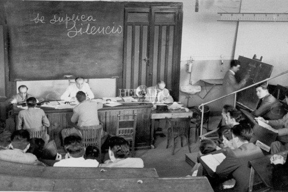 Década de 1950. Examen en la Facultad de Medicina de la Universidad de Zaragoza
