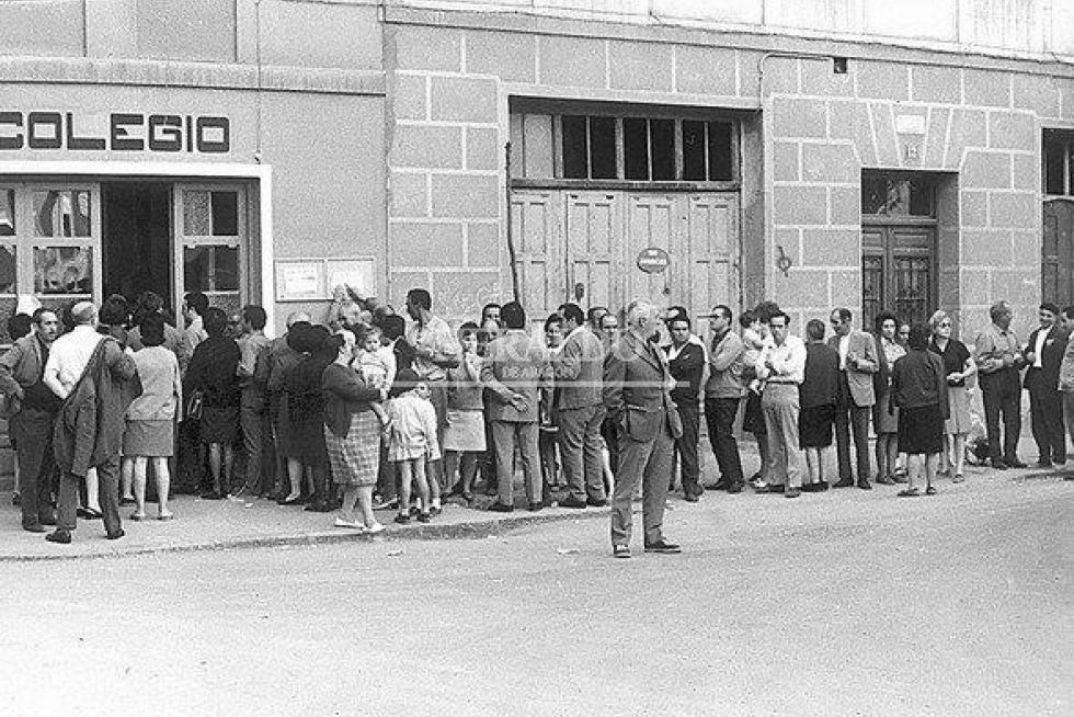 Colas para votar en un colegio electorañ de Zaragoza en el referéndum sobre la Ley Orgánica del Estado de 1966
