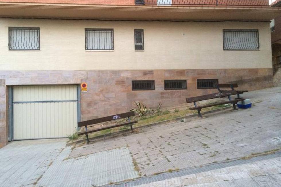 Bancos inclinados en el barrio de la Paz