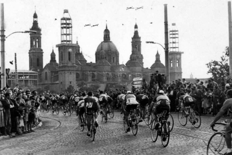 Zaragoza recibe a los ciclistas de la Vuelta a España el día 7 de mayo de 1956. Al fondo, dos de las torres del Pilar todavía en obras. Foto de Martín Chivite
