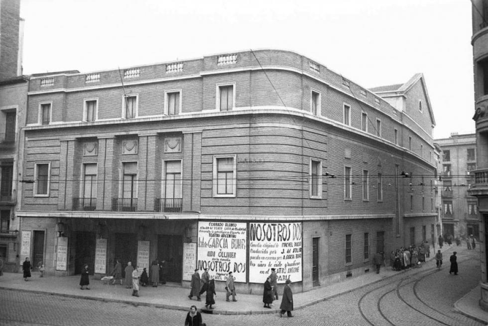 Se cumplen 62 años de esta fotografía de la fachada del Teatro Principal con el cartel de la obra "Nosotros dos" del escritor y poeta Conrado Blanco con los actores Arturo García Buhr y Aída Ollivier, que llega a Zaragoza tras 2 años de éxito en París