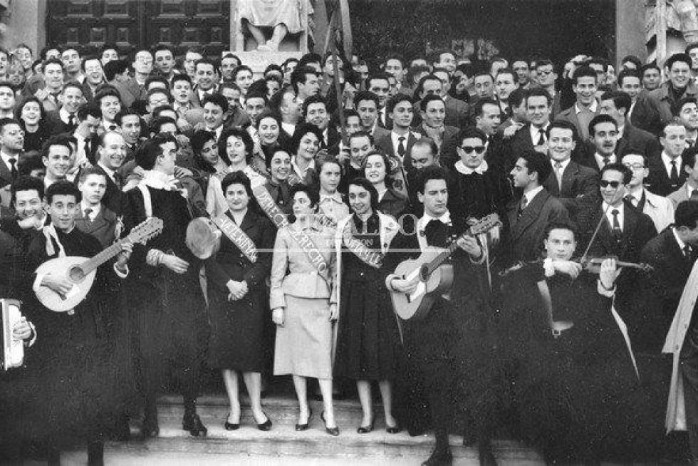 Actuación de la tuna universitaria en las escaleras del Paraninfo de Zaragoza en los años 50. Foto de Luis Mompel