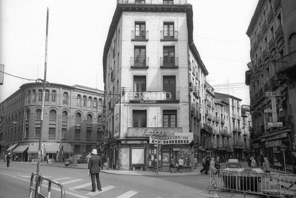 Entrada de las calles de Cerdán y de las Escuelas Pías de Zaragoza antes del derribo de la manzana que las separaba en los años 70. Foto de Luis Mompel