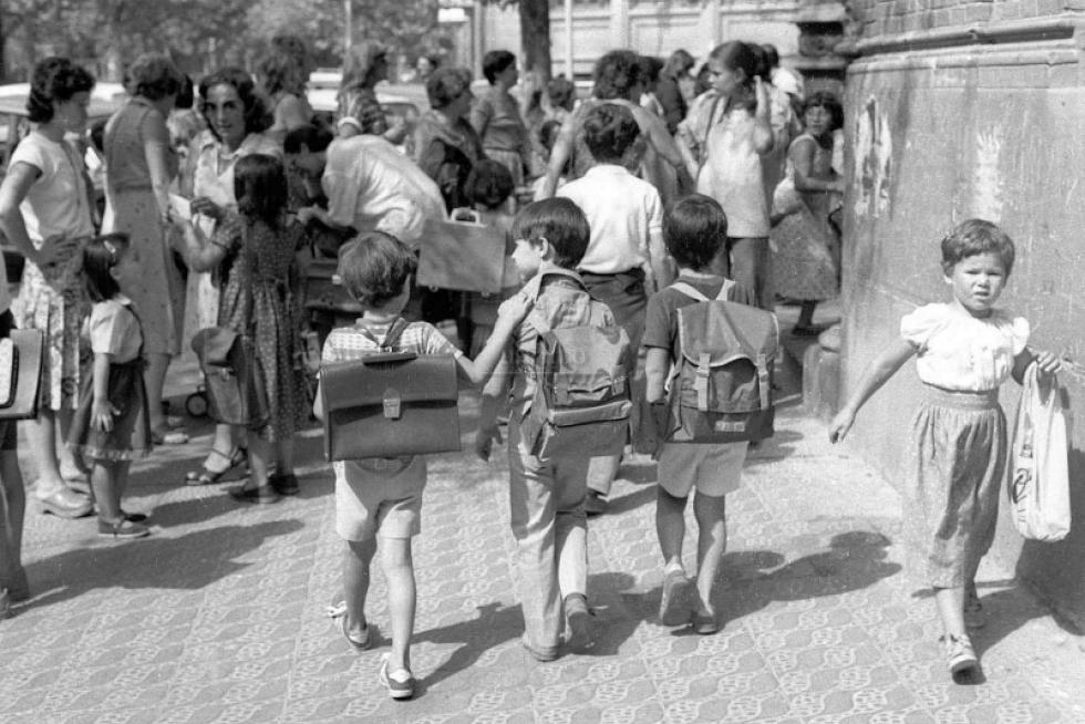 Unos niños acuden a la escuela en Zaragoza en los años 80