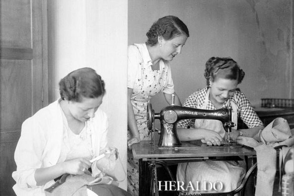 Mujeres confeccionando ropa con una máquina de coser, en la década de los 30. Foto: Marín Chivite / ARCHIVO HERALDO